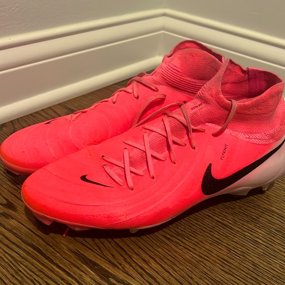 Nike Phantom Luna Soccer Cleats - Picture 1 of 6